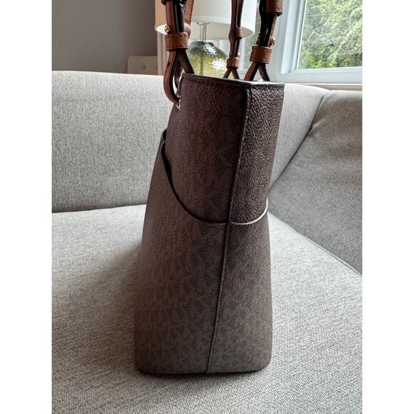 Michael Kors Outlet Jet Set Medium Logo Pocket Tote Bag Logo Brown Corn - Picture 6 of 16